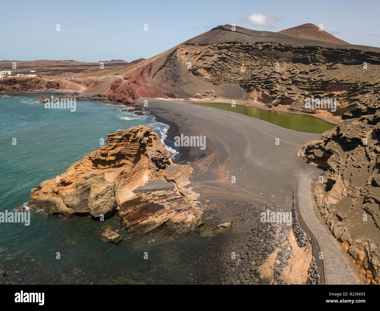 Vista aerea del Charco de los Clicos, un piccolo laghetto d'acqua salmastra con un verde smeraldo colore impostato. Lanzarote isole Canarie Spagna Foto Stock