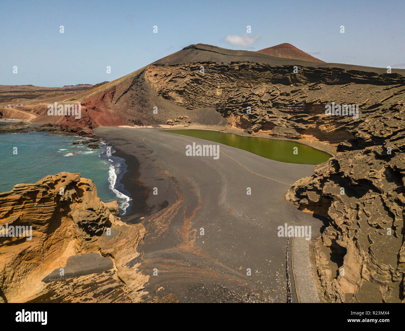 Vista aerea del Charco de los Clicos, un piccolo laghetto d'acqua salmastra con un verde smeraldo colore impostato. Lanzarote isole Canarie Spagna Foto Stock