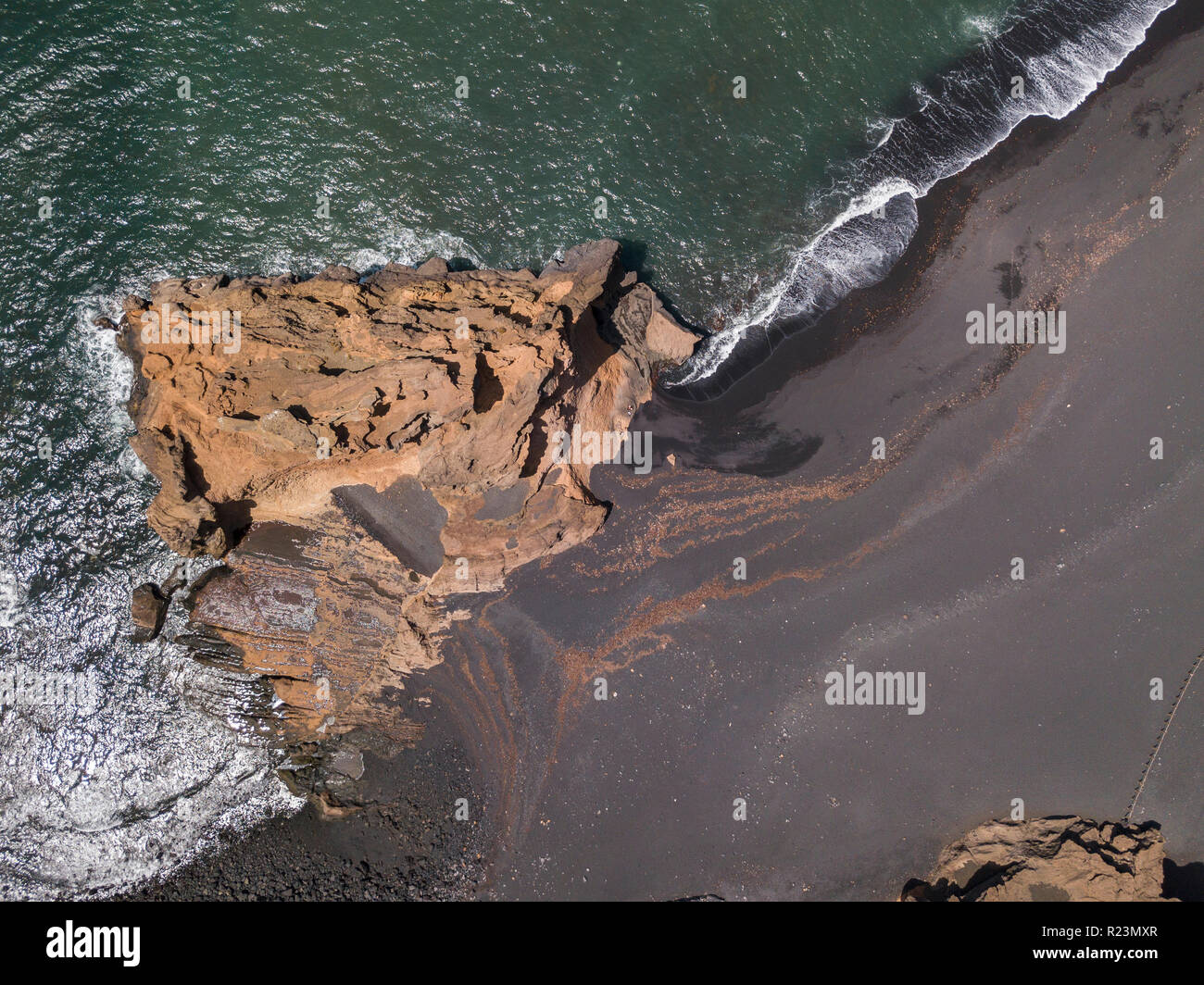 Vista aerea di onde che si infrangono su una formazione di roccia. Playa El Golfo. Spiaggia nera di Charco de los Clicos. Lanzarote isole Canarie Spagna Foto Stock