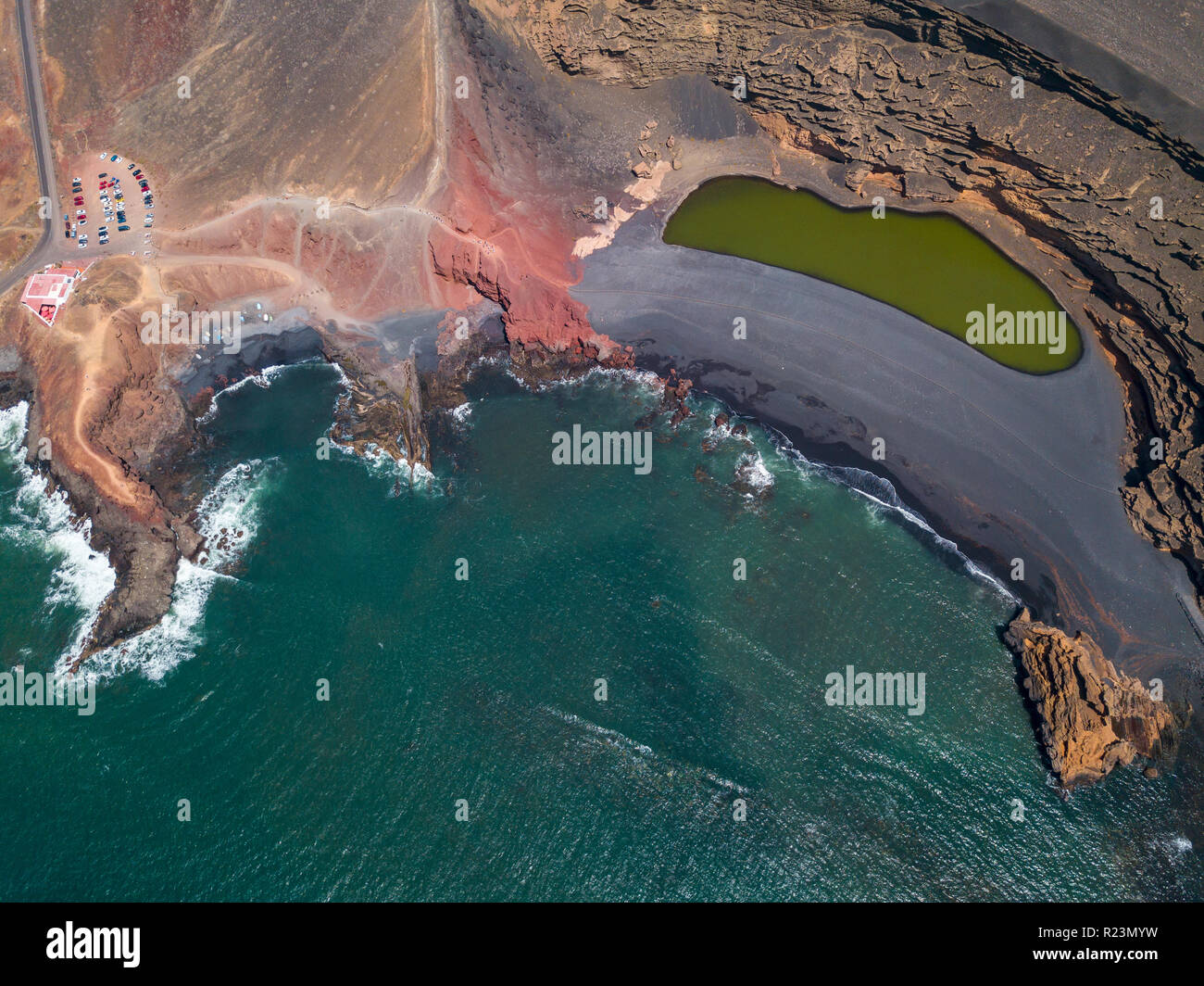 Vista aerea del Charco de los Clicos, un piccolo laghetto d'acqua salmastra con un verde smeraldo colore impostato. Lanzarote isole Canarie Spagna Foto Stock