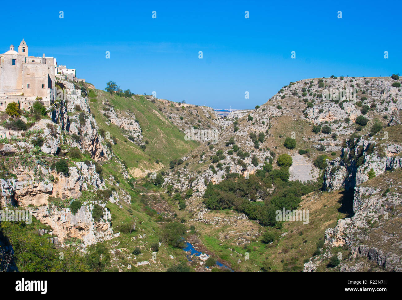 Canyon con le montagne. Sassi o pietre di Matera capitale europea della cultura 2019, la Basilicata, Italia Foto Stock