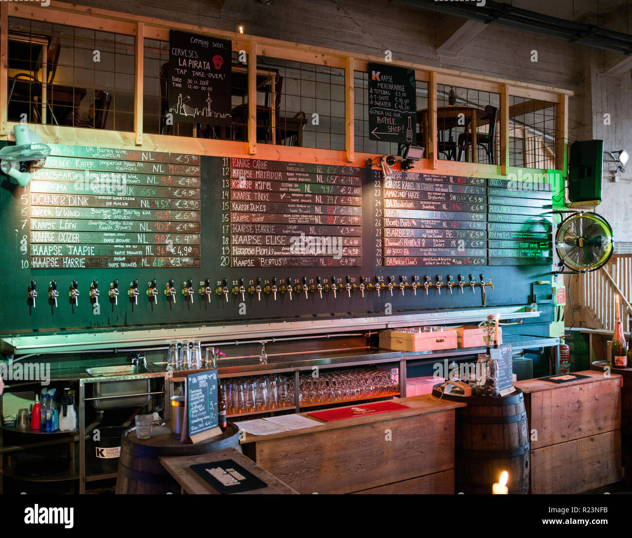 Rotterdam, Olanda,14-nov-2018:un bar o sala di birra con una enorme quantità di birra alla spina,questo bar ha la più grande quantità di birra a Rotterdam Foto Stock
