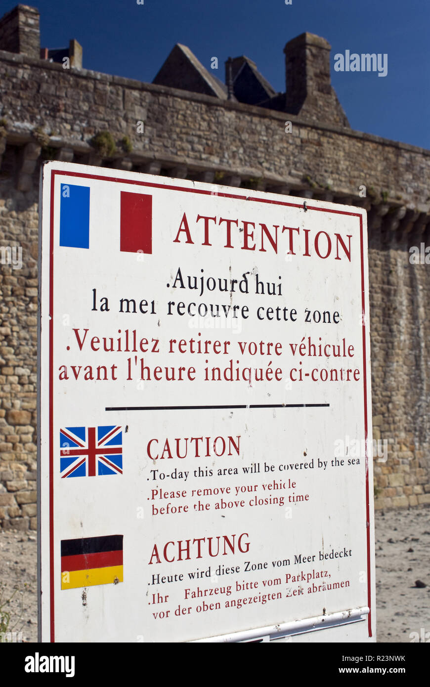 Un segno avverte di aree di parcheggio che sono sommersi durante l'alta marea a Mont Saint Michel (Le Mont Saint Michel), un'isola comune in Normandia, Francia. Foto Stock
