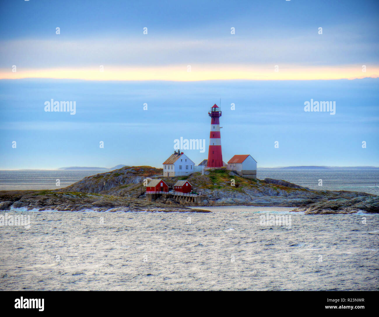 Faro solitaria su una piccola isola, Norvegia Foto Stock