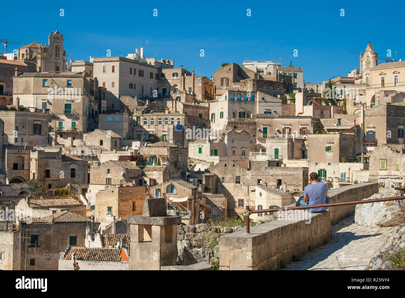 Tourist godendo della vista panoramica splendida vista di sassi o pietre di Matera, capitale europea della cultura 2019, la Basilicata, Italia Foto Stock
