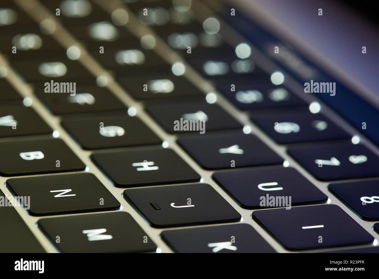 Tastiera portatile vista ravvicinata. I pulsanti di computer con retro illuminazione Foto Stock
