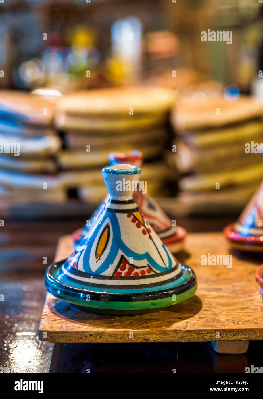 Tajines tradizionale in un ristorante in Marocco con pane impilati come sfondo Foto Stock