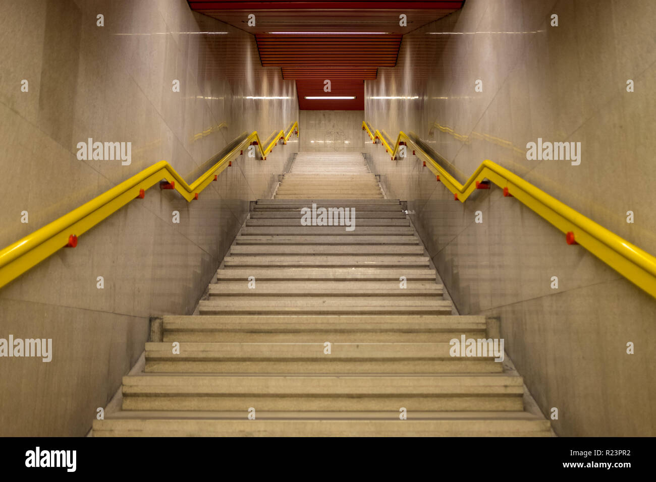 Scaletta di accesso alla metropolitana di Milano con ringhiera gialla Foto  stock - Alamy