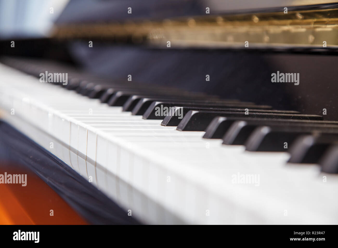 Nuovo pianoforte moderno tastiera interna con la luce diurna closeup Foto Stock