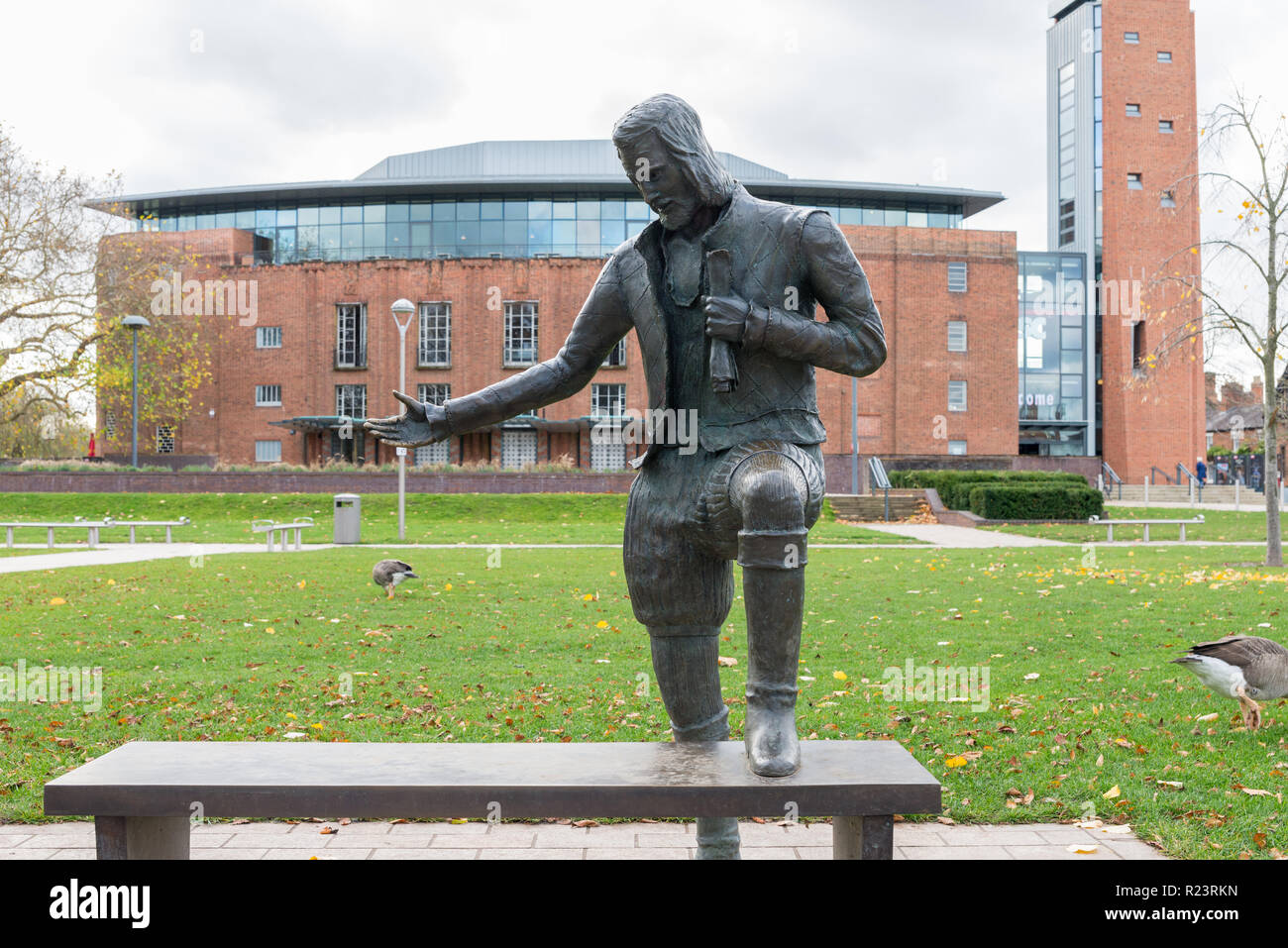 Statua di bronzo di un giovane William Shakespeare inginocchiati su un banco progettato da Lawrence Holofcener in Bancroft Gardens Stratford-upon-Avon, Warwickshire Foto Stock