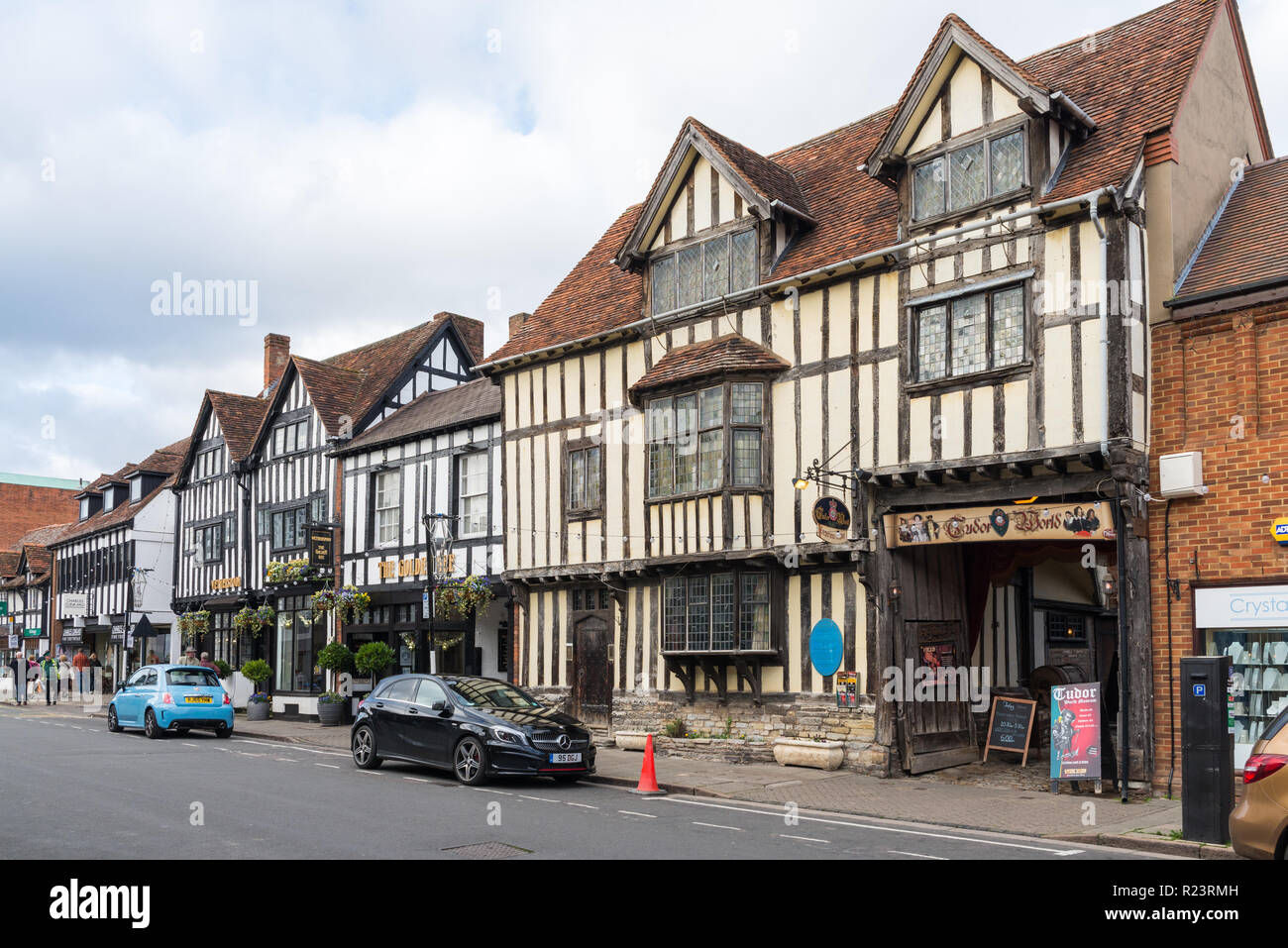 Fila di edifici con travi in legno in Sheep Street, Stratford-upon-Avon, Warwickshire Foto Stock