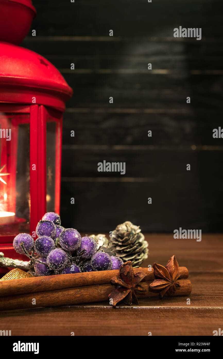 Sfondi Natalizi Lanterna.Addobbi Natale Con Lanterna Rossa Su Marrone Naturale Tavola In Legno Sfondo Nero Orientamento Verticale Spazio Di Copia Nell Angolo In Alto A Destra Foto Stock Alamy