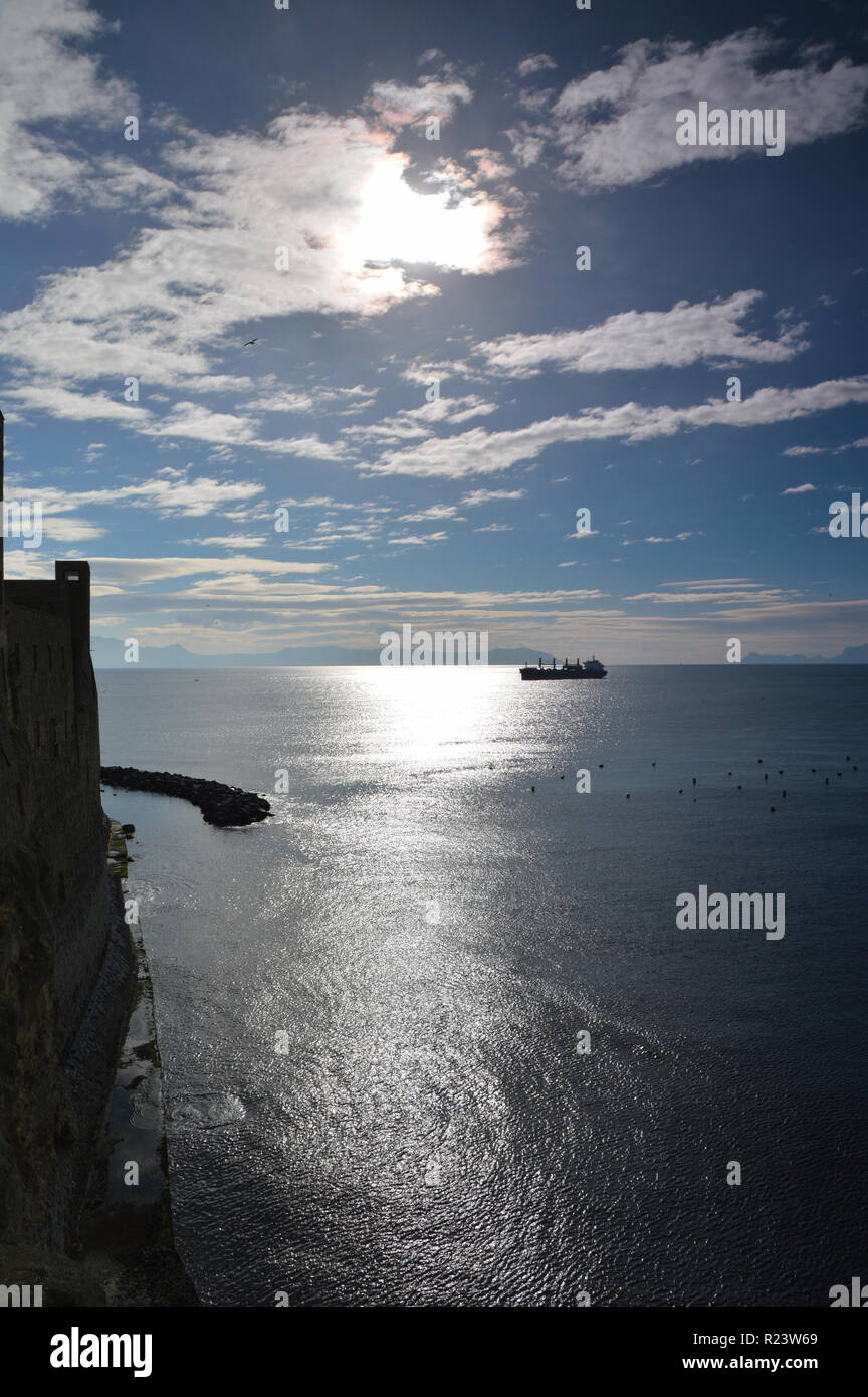 Come la prua di una nave, un castello che sporge sul mare Foto Stock