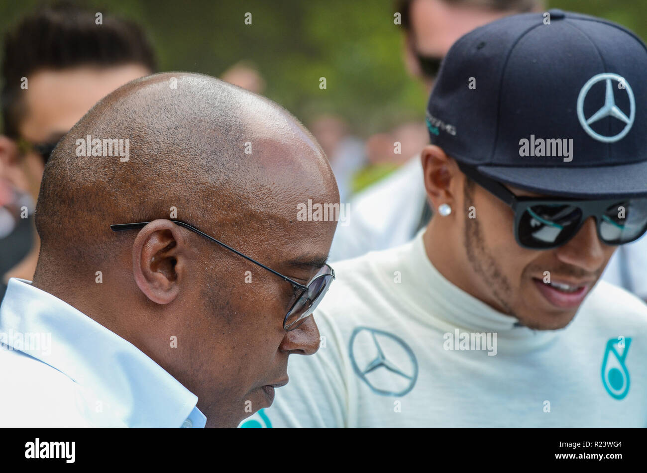 Lewis Hamilton Mercedes Formula 1 Grand Prix racing driver con padre
