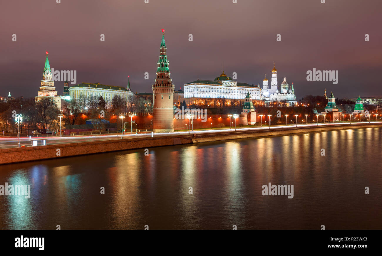 Vista notte sopra il fiume Moskva al Cremlino di Mosca di notte Foto Stock