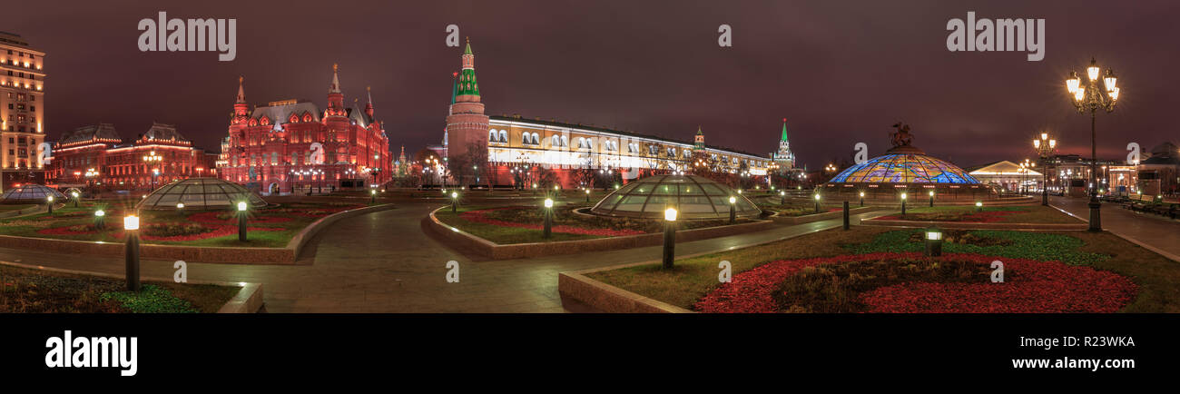 180° panoramica vista notturna su Manezhnaya Ploshchad a Mosca Foto Stock