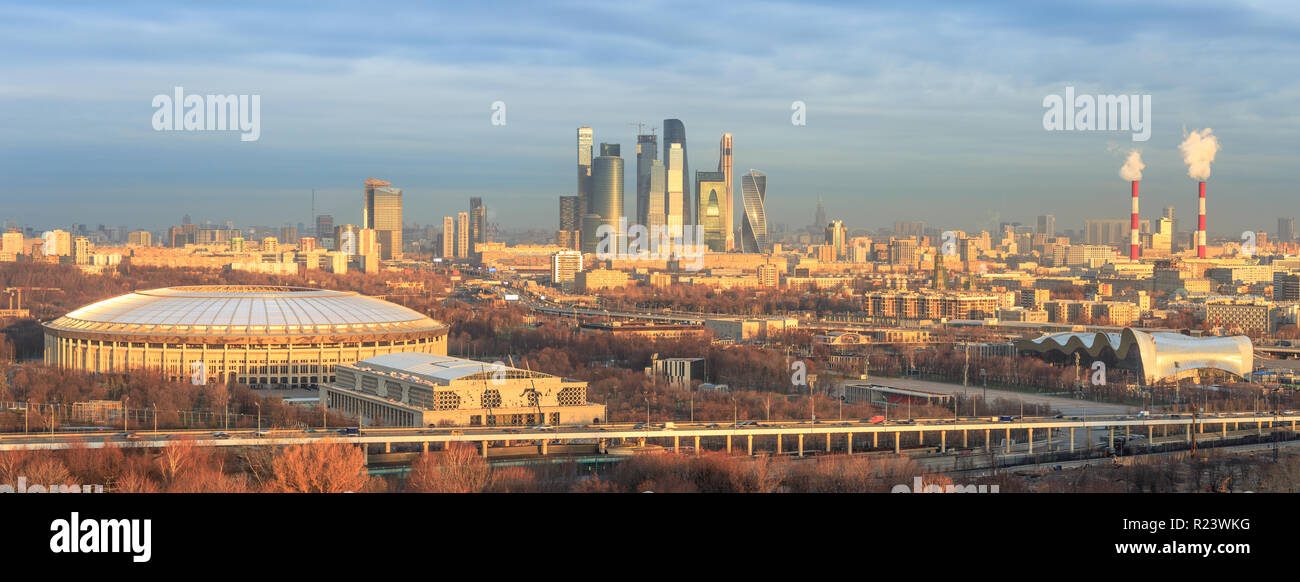Golden. La luce del mattino sulla città di Mosca con lo stadio Foto Stock