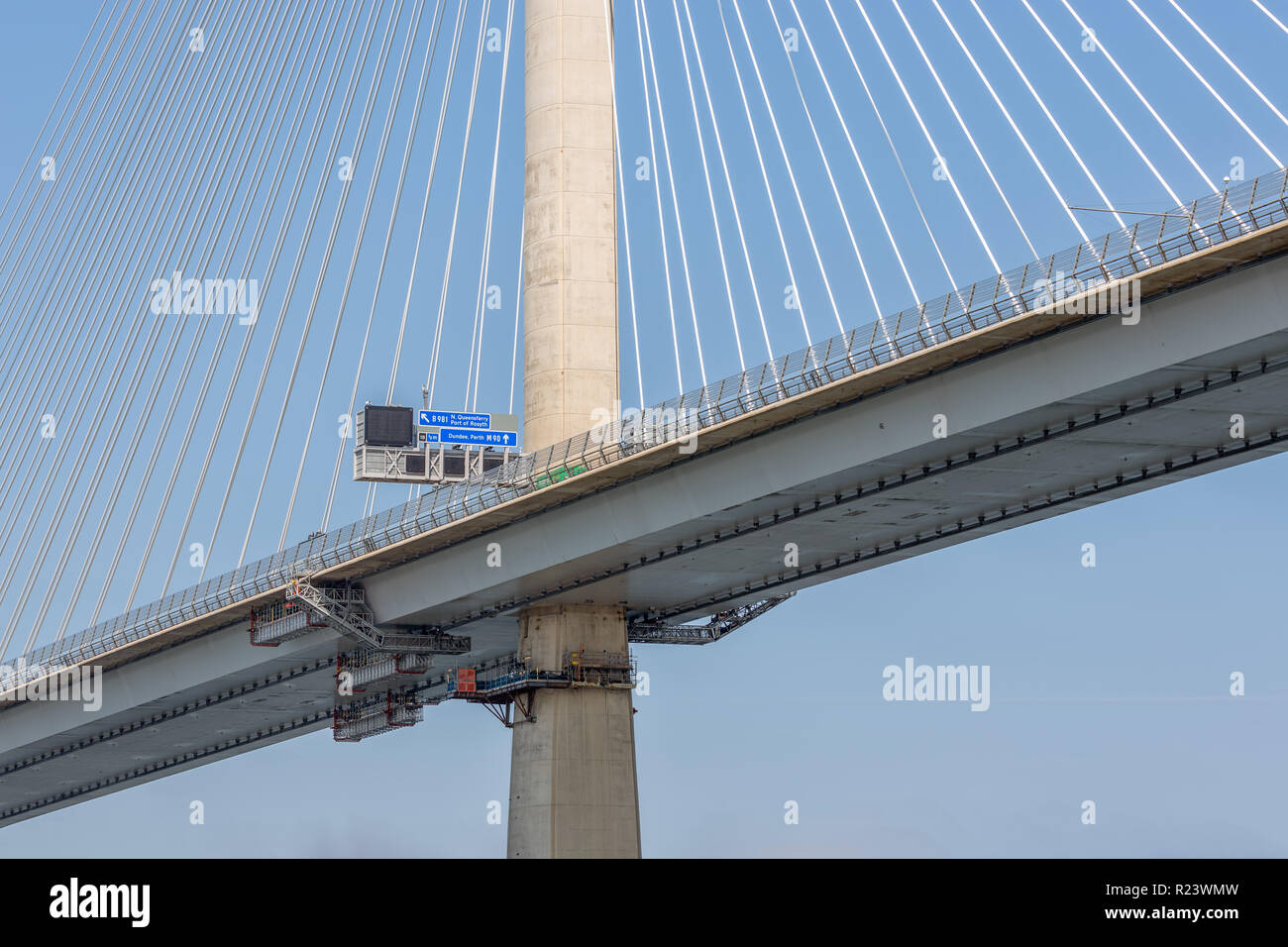 Nuovo fondo Queensferry attraversando un ponte stradale sul Firth of Forth, Scozia Foto Stock