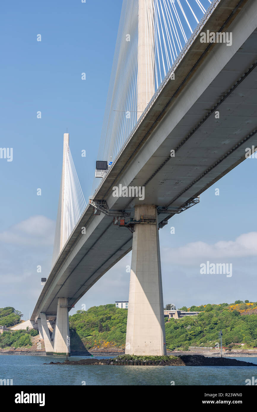 Nuovo fondo Queensferry attraversando un ponte stradale sul Firth of Forth, Scozia Foto Stock
