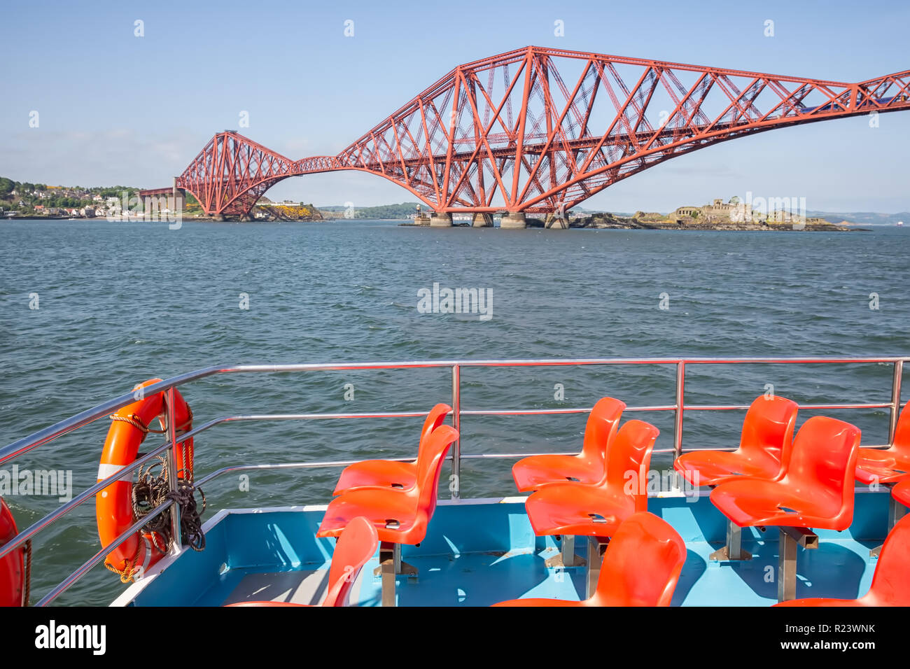 Barca di lancio facendo un viaggio di andata e ritorno nei pressi di Via Ponte Ferroviario Foto Stock