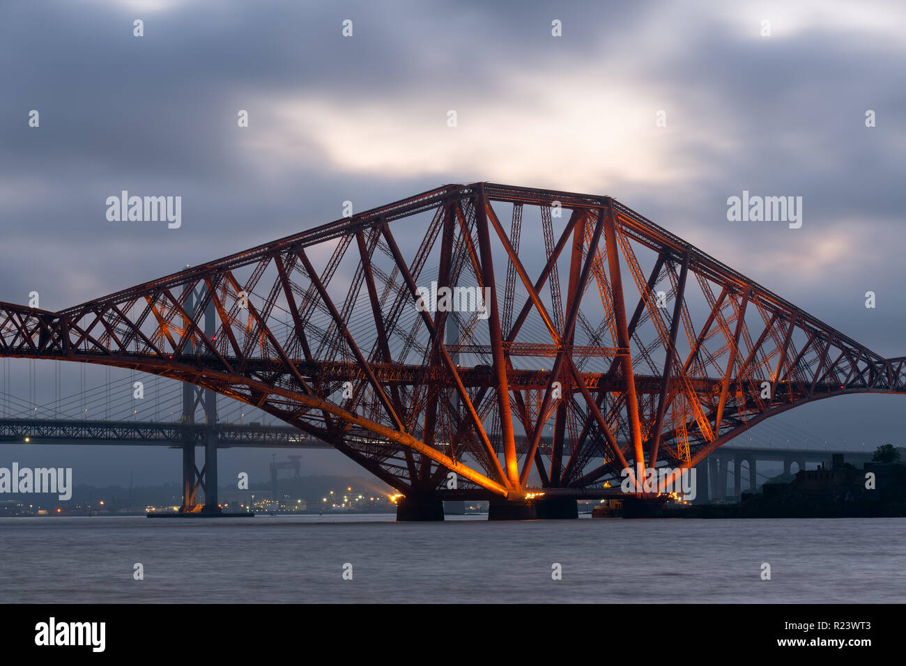 Vista serale via Ponte sul Firth of Forth in Scozia Foto Stock