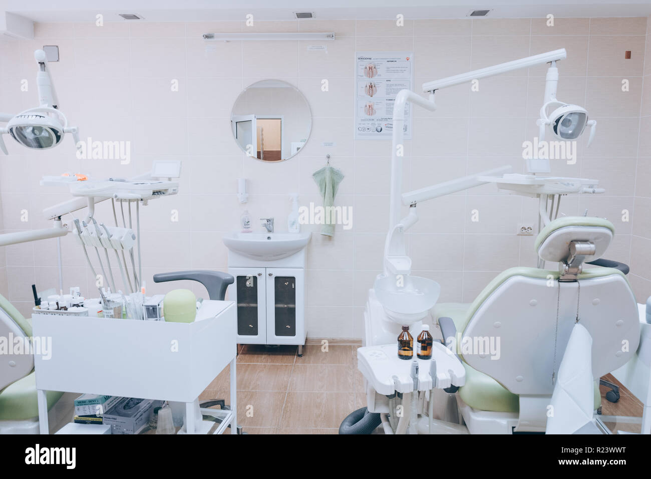 Stomatologia interno della piccola clinica dentale professionale con sedia in colori verde. In odontoiatria, medicinali e attrezzature mediche e stomatologia concetto. W Foto Stock