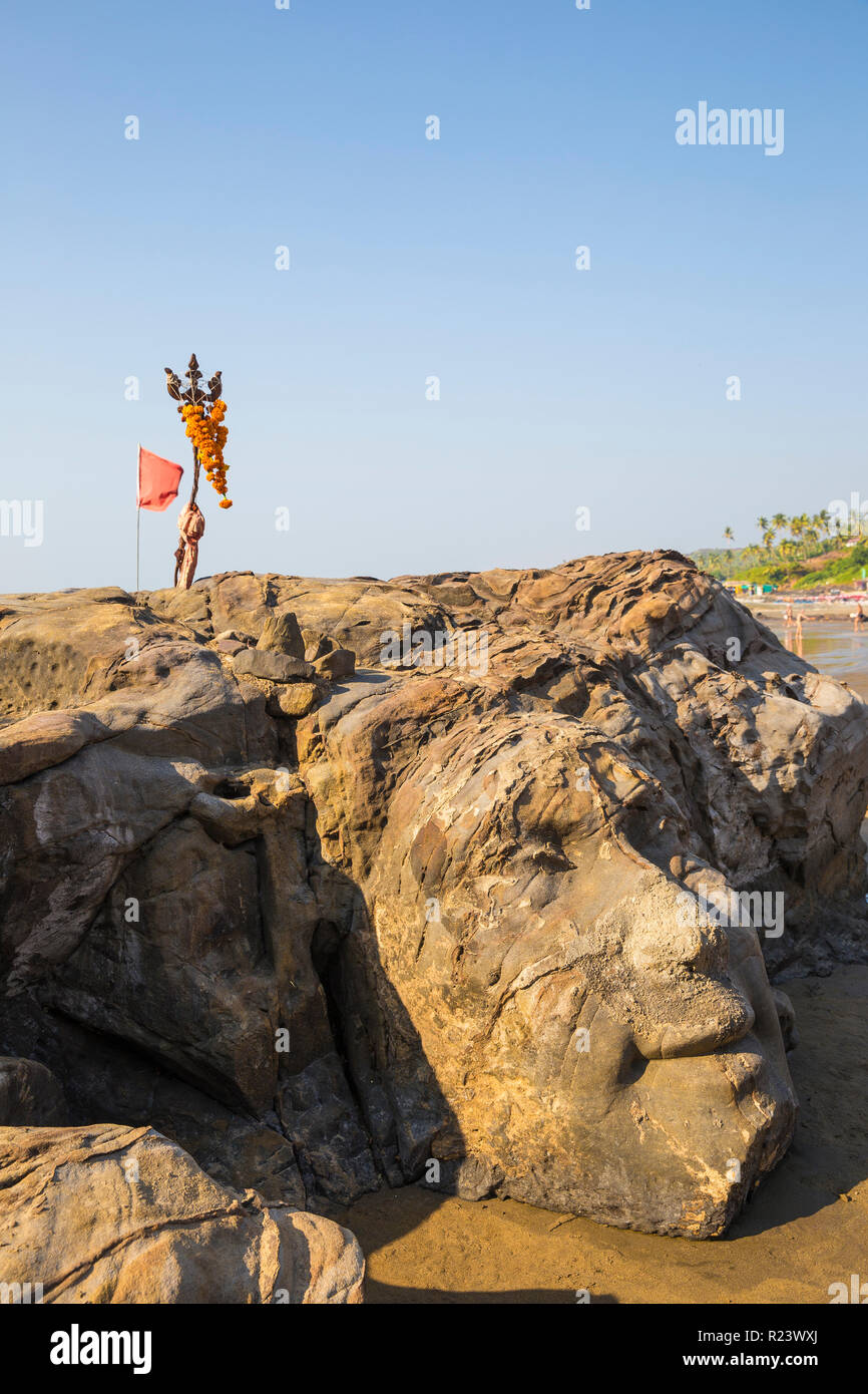 Faccia di pietra del signore Shiva scavata nella roccia, Ozran Beach nota come Little Vagator Beach, Goa, India, Asia Foto Stock