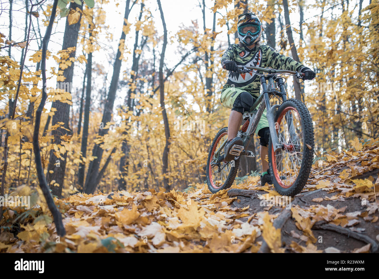 Foto di atleta uomo nel casco equitazione Bicicletta su via Foto Stock