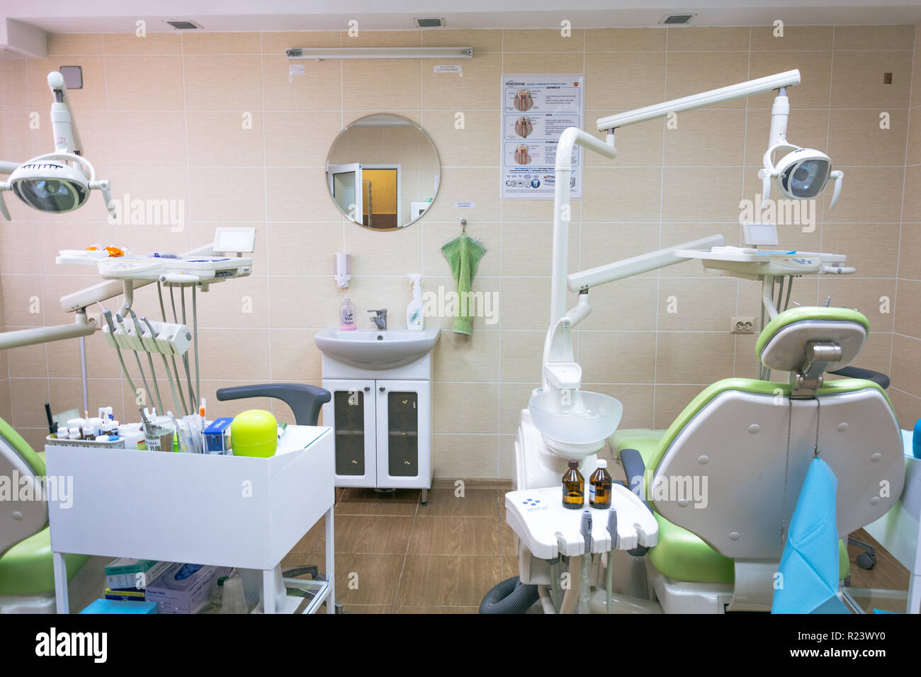 Stomatologia interno della piccola clinica dentale professionale con sedia in colori verde. In odontoiatria, medicinali e attrezzature mediche e stomatologia concetto. Foto Stock