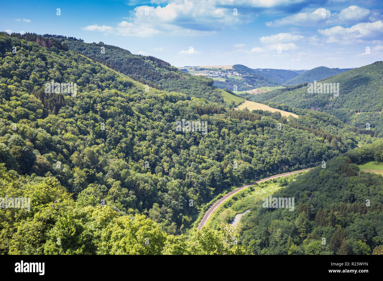 Vista della campagna e la linea ferroviaria da Bourscheid Castello, Bourscheid, LUSSEMBURGO, Europa Foto Stock