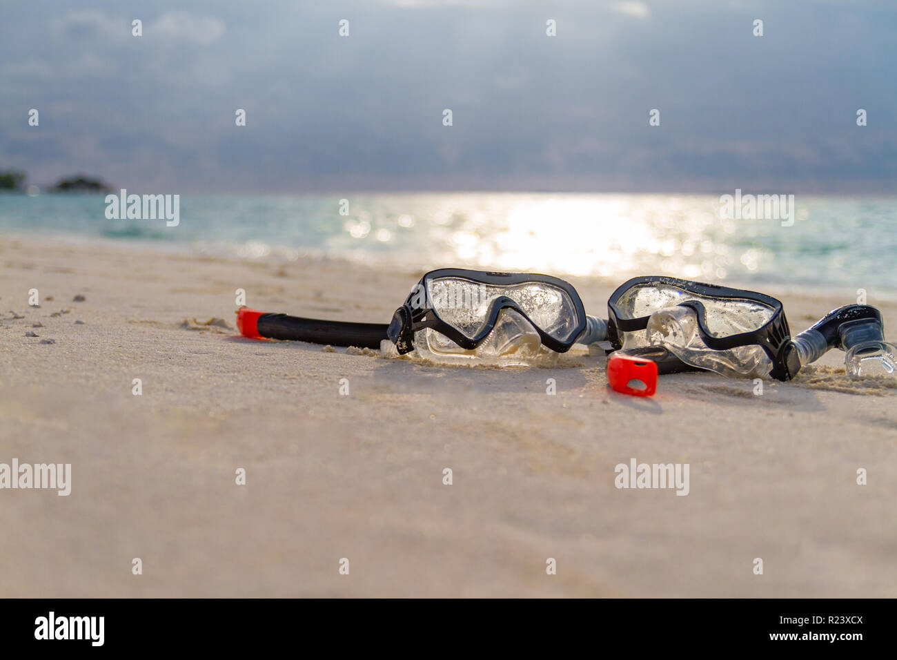 Attrezzatura snorkeling maschera e snorkel tropicale sulla spiaggia di sabbia bianca Foto Stock