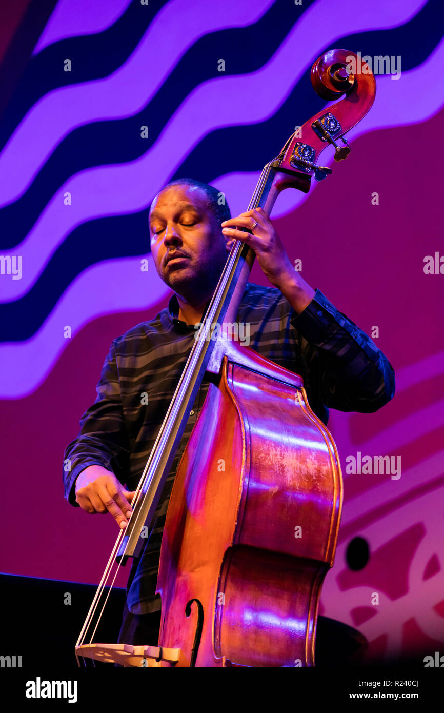 ROBERT HURST gioca base durante un omaggio a Geri Allen al 61st MONTEREY JAZZ FESTIVAL - Monterey, California Foto Stock
