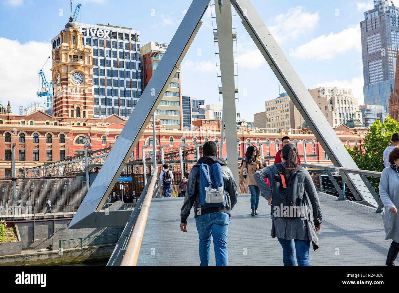 Evan Walker ponte pedonale attraverso il fiume Yarra a Melbourne central business district, Victoria, Australia Foto Stock