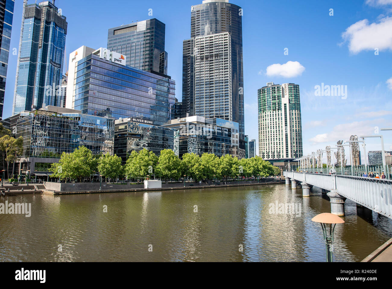 Il centro di Melbourne e gli alti uffici lungo il fiume Yarra e la passeggiata di Southbank, il centro di Melbourne, Victoria, Australia Foto Stock