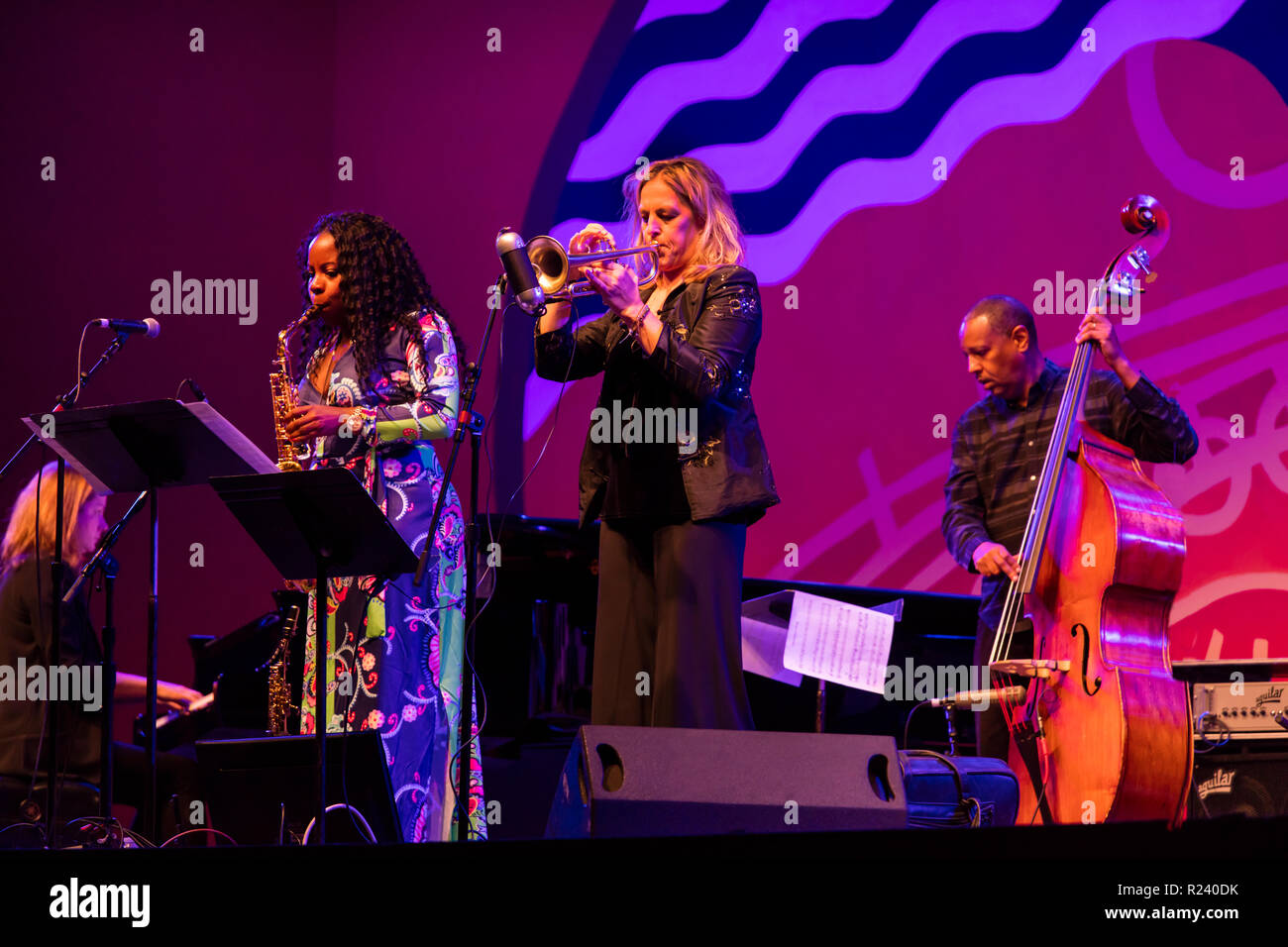 TIA FULLER esegue con INGRID JENSEN presso la 61MONTEREY JAZZ FESTIVAL - Monterey, California Foto Stock