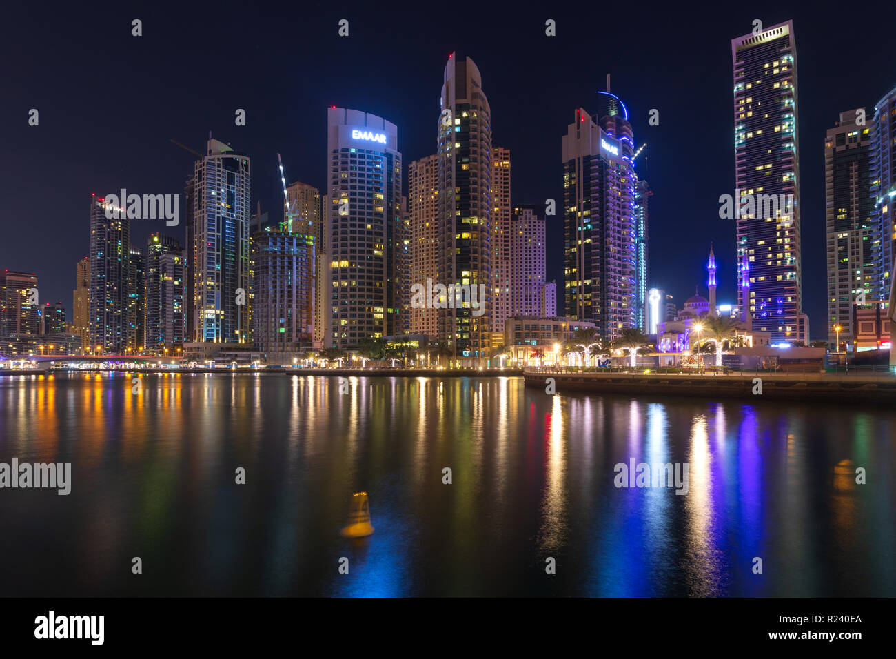 Marina di Dubai, Emirati Arabi Uniti - 12 Novembre 2018: Dubai Marina di notte con vista del lungomare e il centro città di canale artificiale lunghezza di 3 chilometri Foto Stock