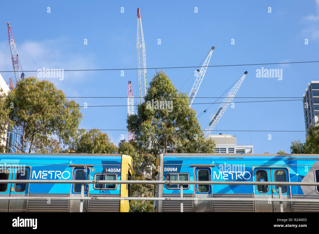 Stazione della metropolitana treno passa attraverso la città di Melbourne center,Victoria, Australia Foto Stock