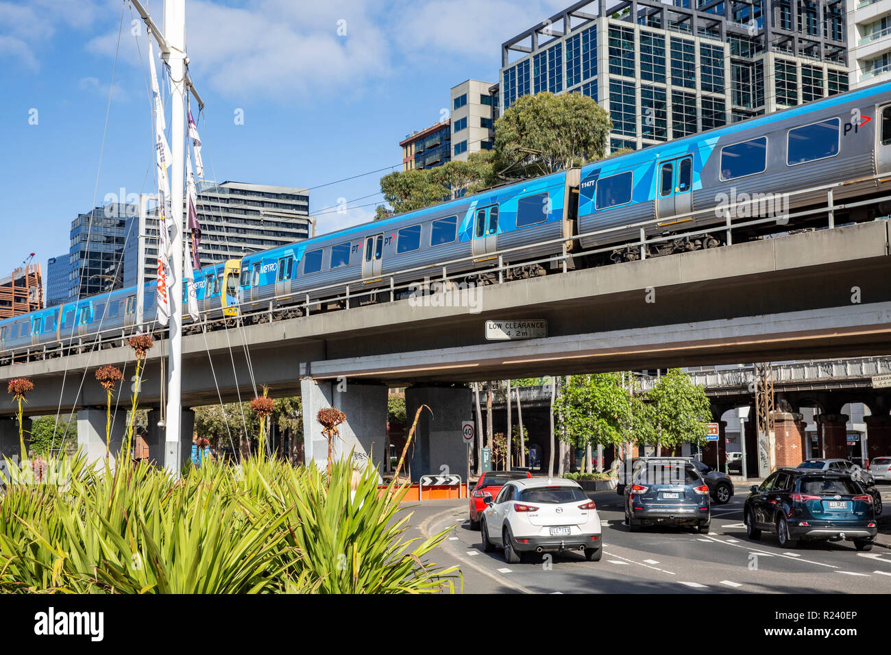Stazione della metropolitana treno passa attraverso la città di Melbourne center,Victoria, Australia Foto Stock
