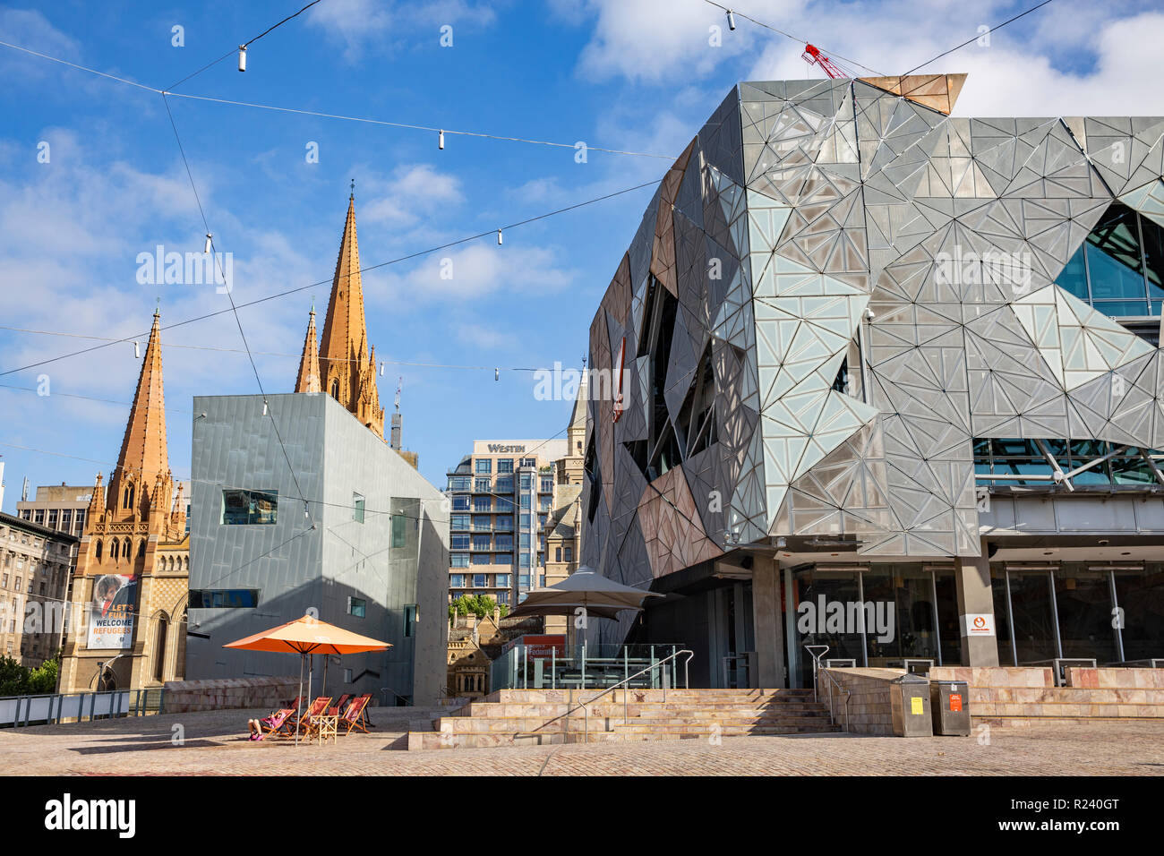Post-moderna architettura della Federation Square a Melbourne accanto alla Cattedrale di St Paul, Melbourne, Victoria, Australia Foto Stock