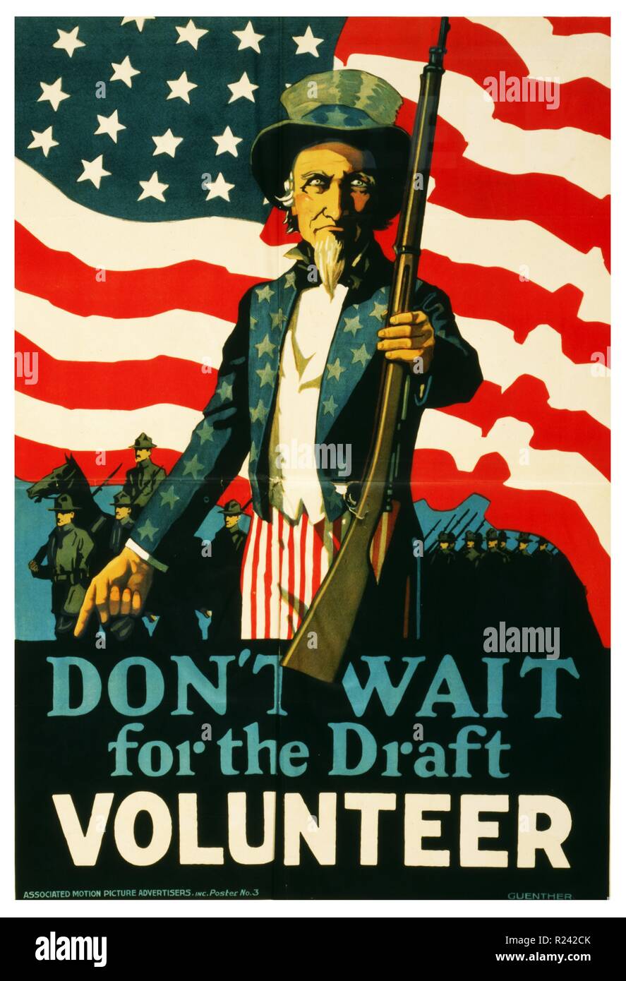 Poster a colori per incoraggiare le persone ad arruolarsi con l'esercito americano. Lo zio Sam è rappresentata offrendo un fucile per il potenziale volontario. Datata 1917 Foto Stock