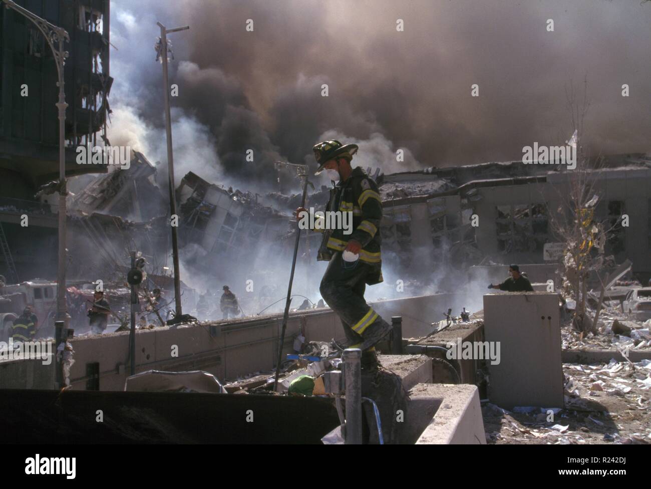 Fotografia a colori di New York i vigili del fuoco in mezzo alle macerie del World Trade Center a seguito degli attacchi dell'11 settembre. Datato 2001 Foto Stock