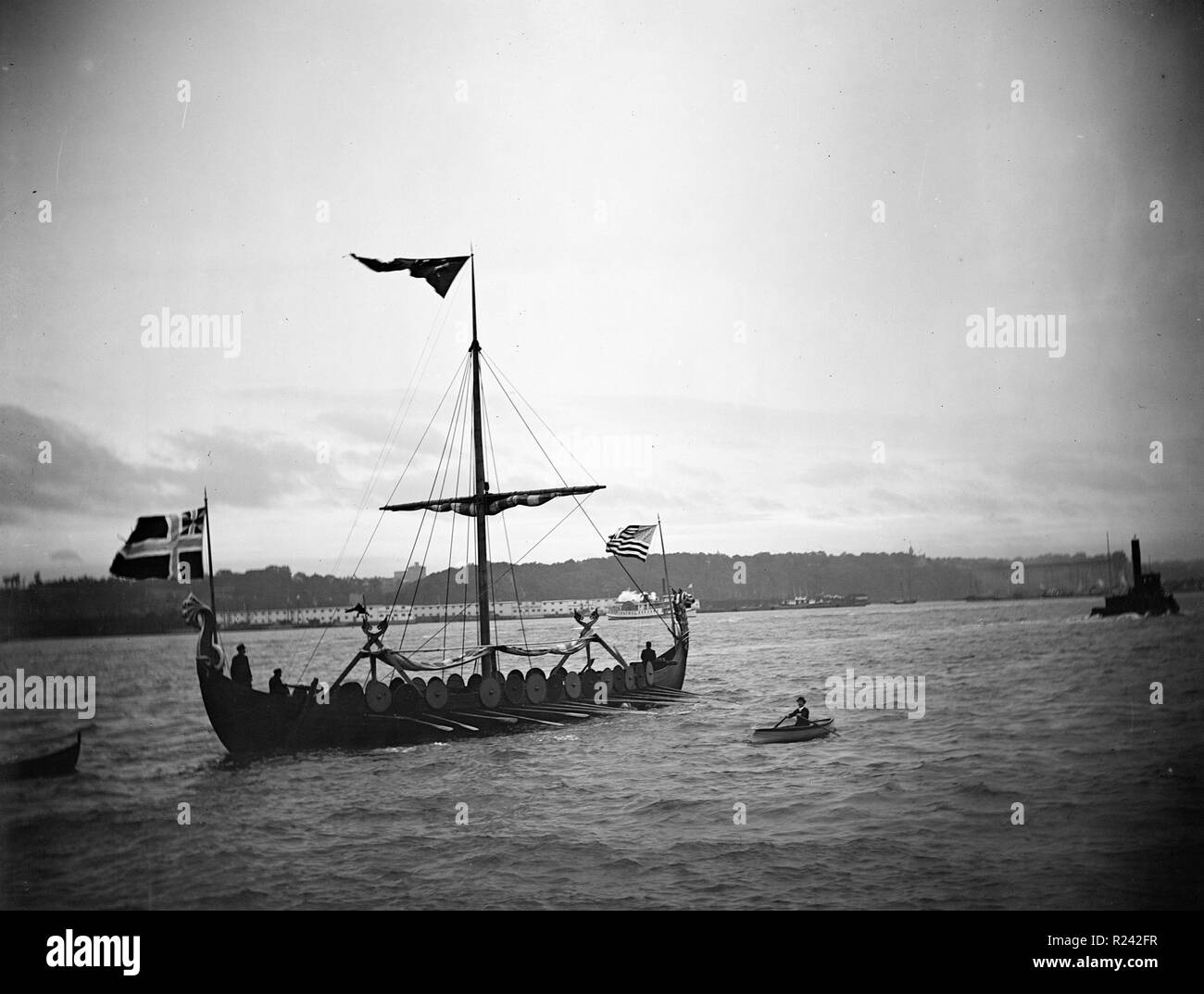 Fotografia di una ricostruzione di una nave vichinga a vela nel porto di Copenhagen. Datata 1933 Foto Stock