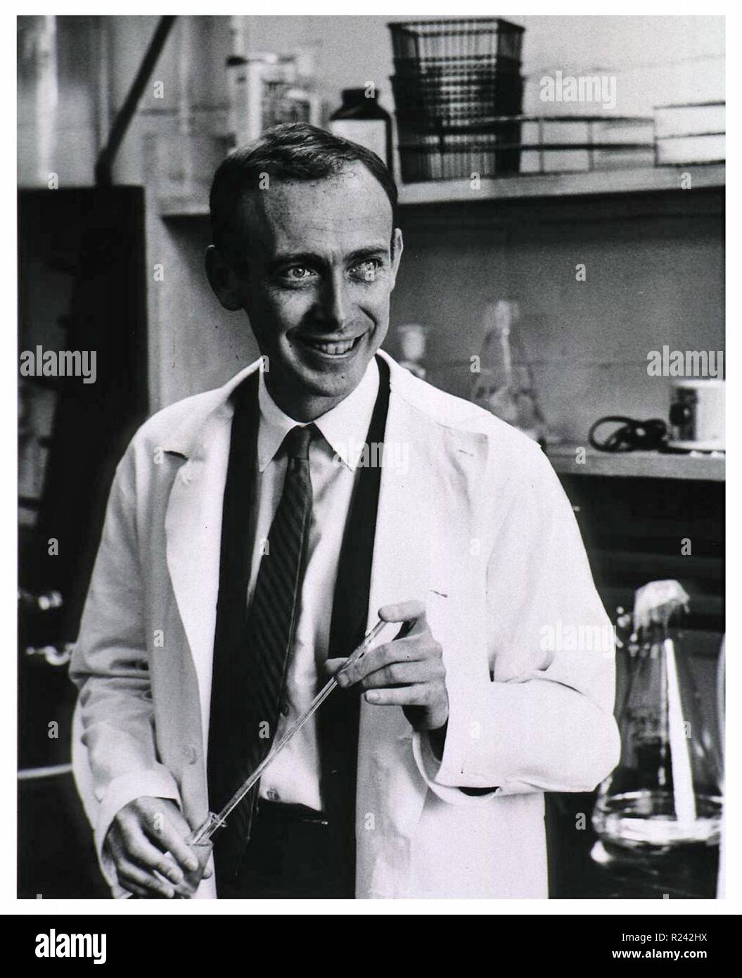 Fotografia di James Watson (1928-) un americano biologo molecolare, genetista e zoologo, meglio conosciuto come uno dei co-scopritori della struttura del DNA nel 1953 con Francis Crick. Datata 1953 Foto Stock