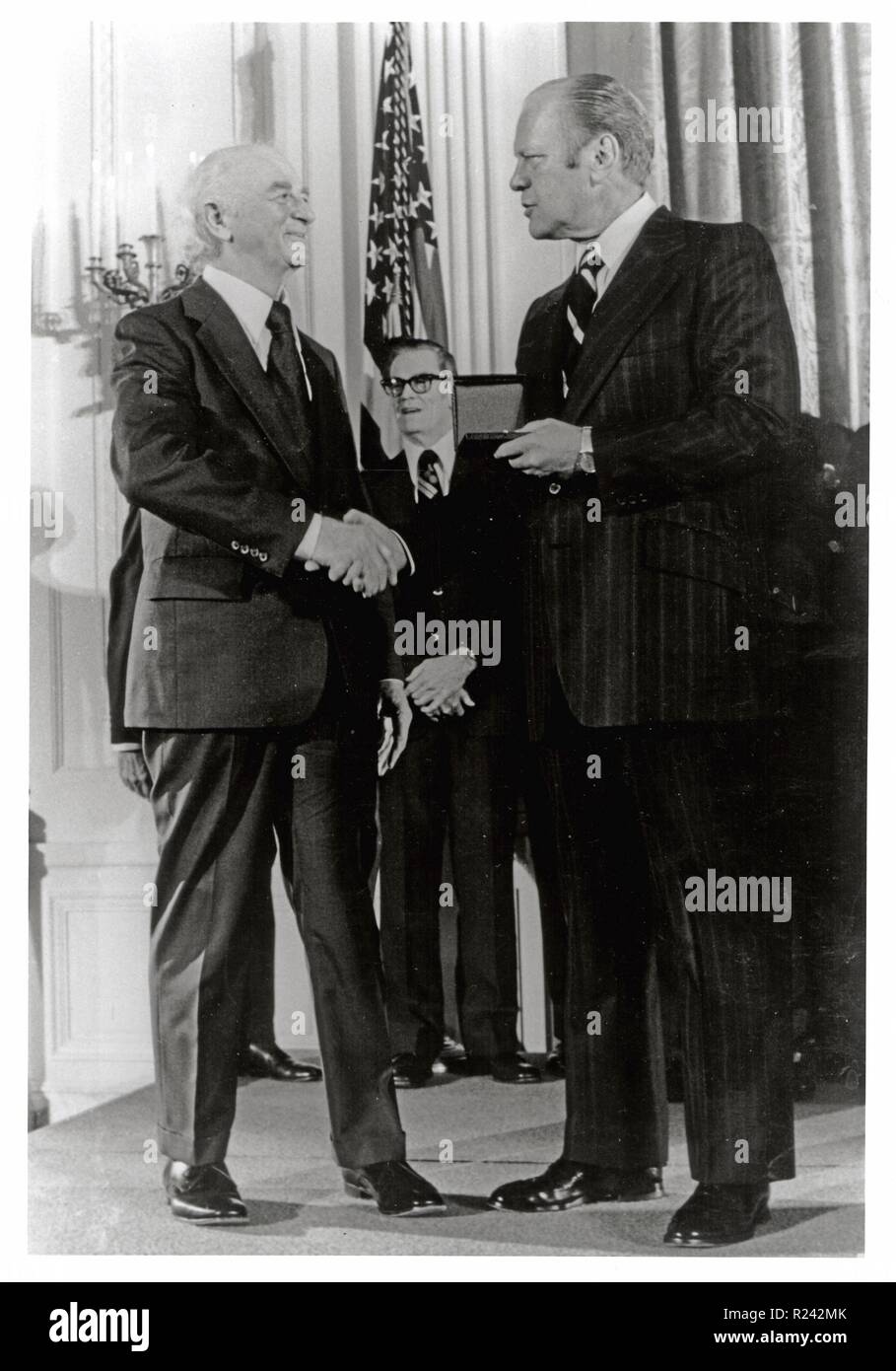 Linus Pauling ricevente il 1974 National Medal of Science dal Presidente Ford 1975. Linus Pauling (1901-1994) American farmacia. ha vinto il 1954 e il 1962 il Premio Nobel per la chimica Foto Stock