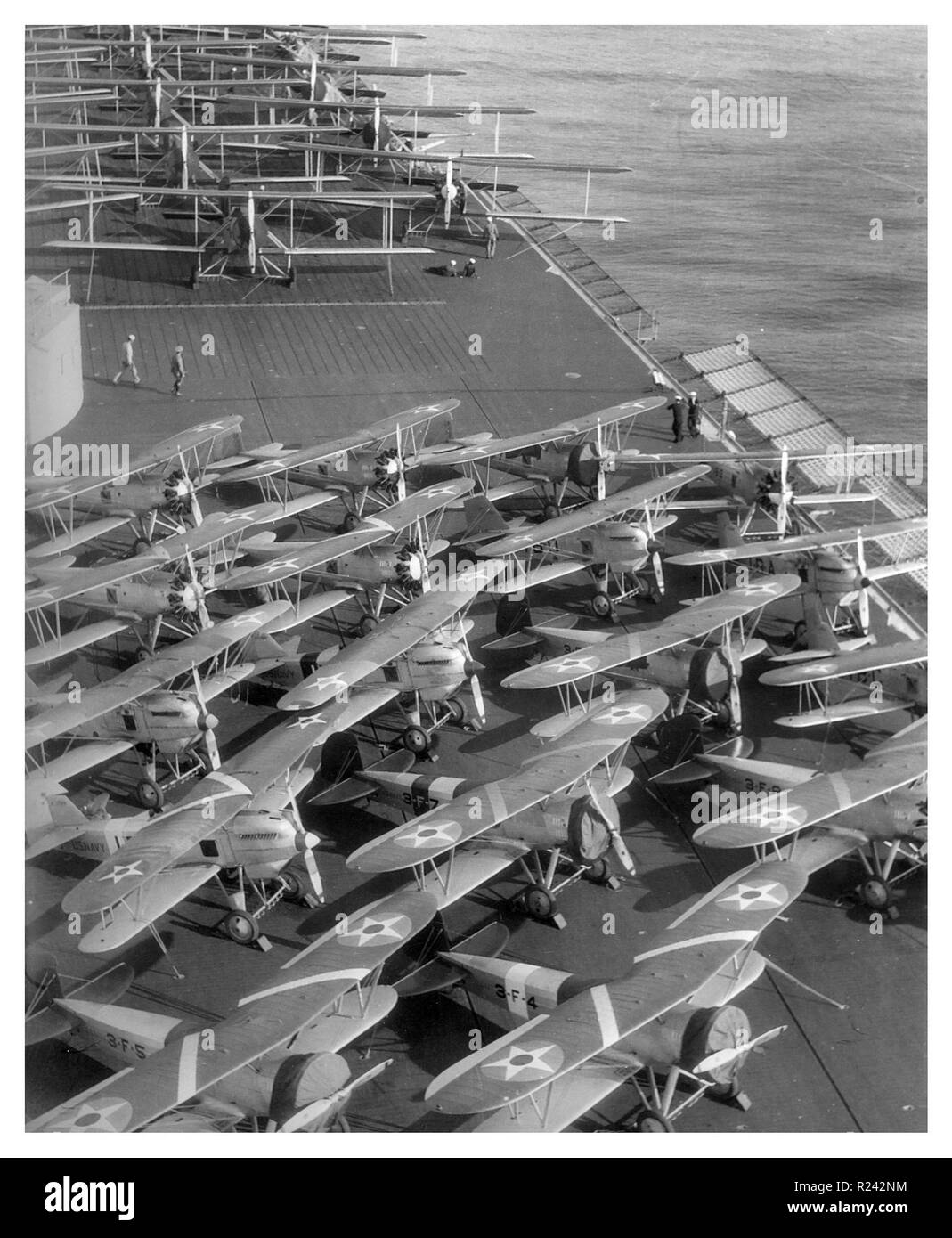 F3B-1 (in primo piano), F6C-3 Hawk (centro), e T4M-1 (fondo) aerei sul ponte di volo di un American portaerei USS Lexington, 1929 Foto Stock