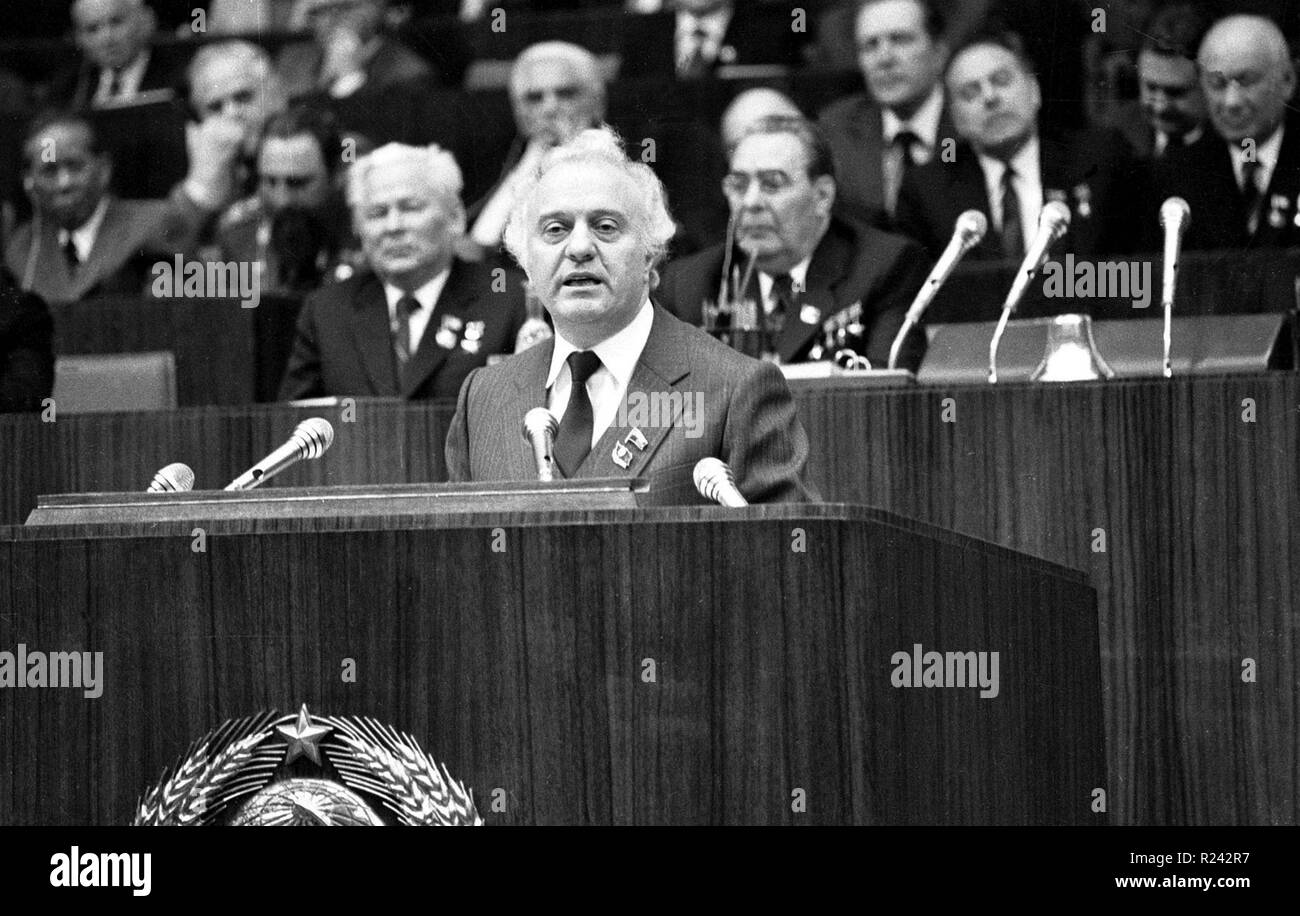 Segretario del Georgian Partito Comunista di Eduard Shevardnadze, parla ai membri del partito di Mosca 1981. Dietro di lui sono seduti Fidel Castro, Andrei Cernenko e appoggiò Brezhnev Foto Stock