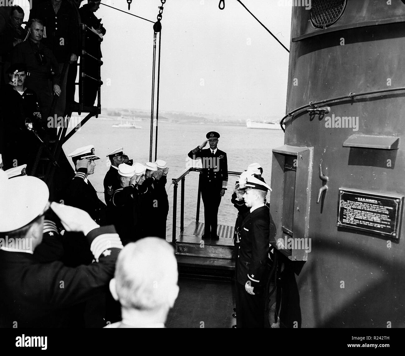 King George VI riportando la salute dei soldati americani a bordo della USS Augusta, Plymouth, Inghilterra, 1945 Foto Stock