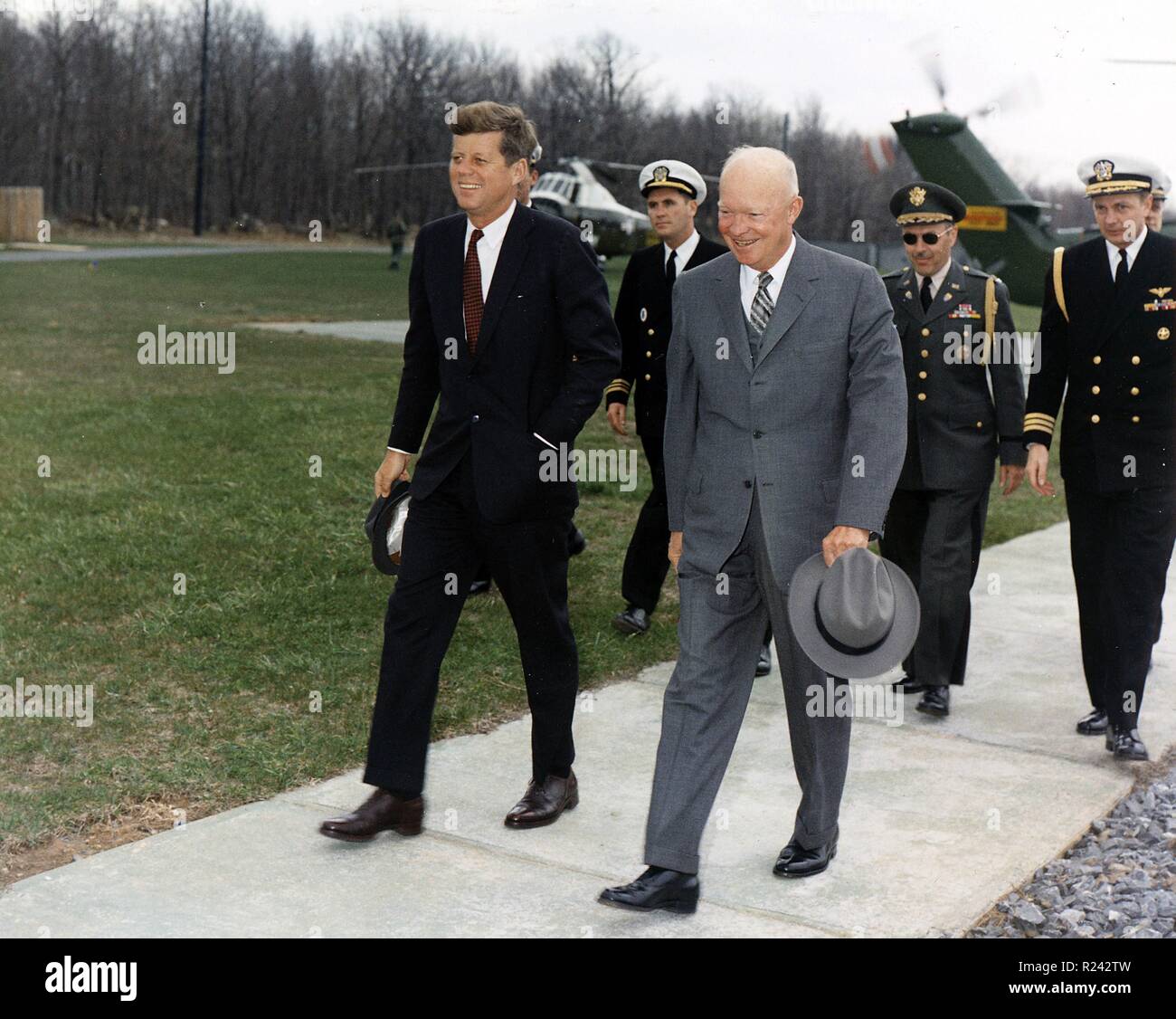 Il presidente John Kennedy e Dwight Eisenhower a Camp David, 1962 Foto Stock