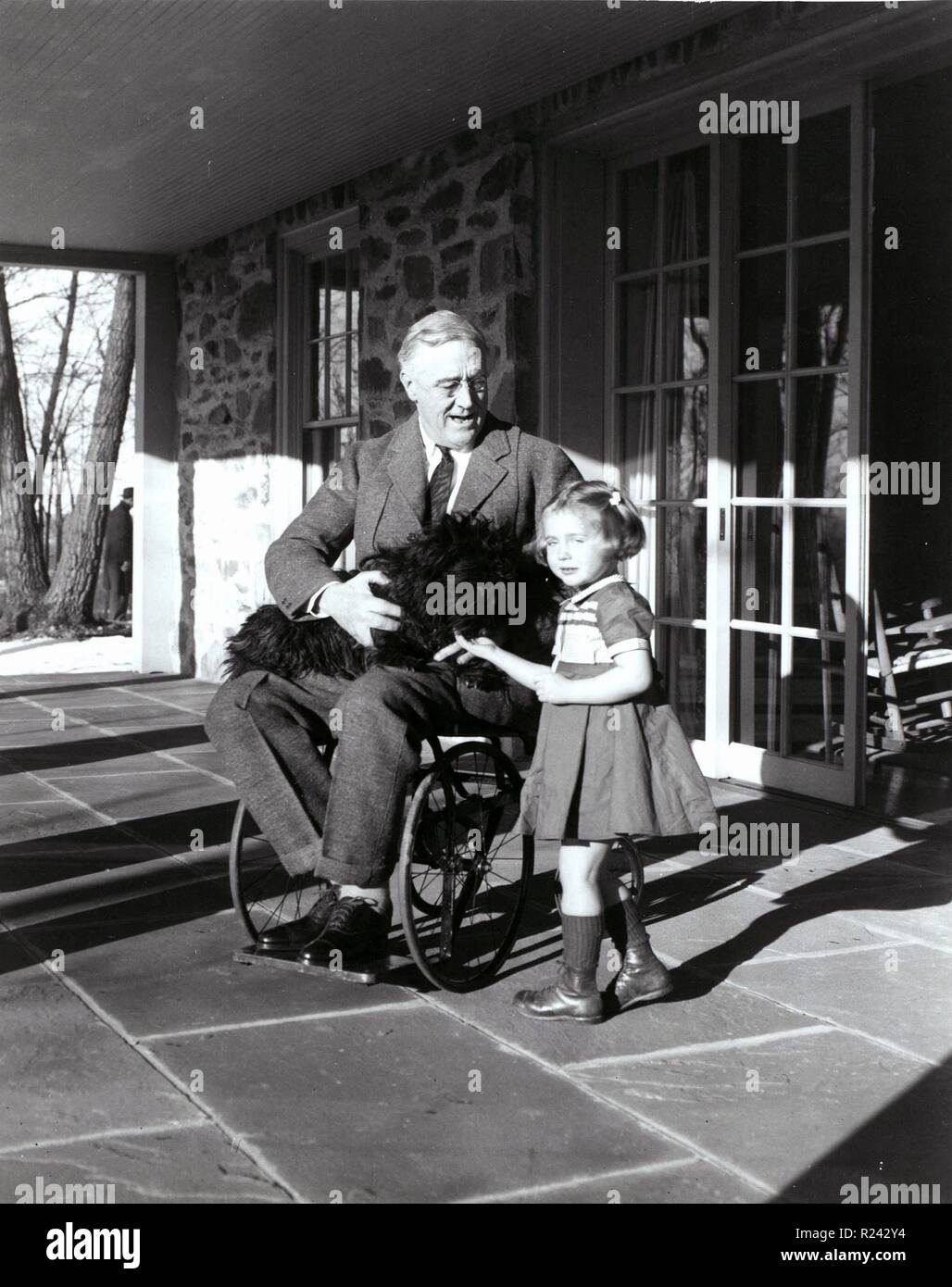 Roosevelt con Fala il suo cane e Ruthie Bie in Hyde Park, New York, 1941. Ci sono stati un paio di immagini prese che mostra il presidente Roosevelt nella sua sedia a rotelle. Foto Stock