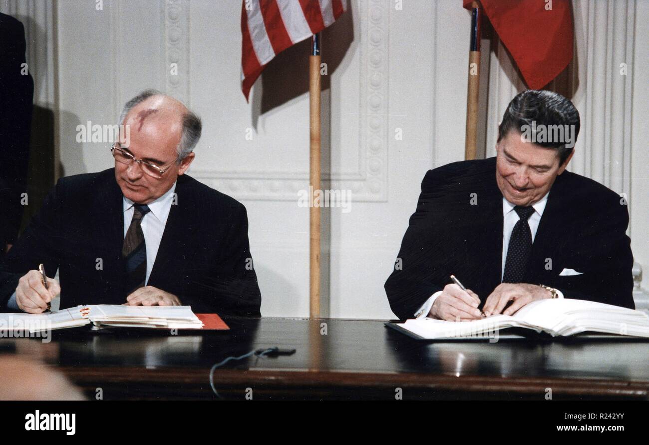 Stati Uniti Il Presidente Ronald Reagan e sovietico Segretario generale Mikhail Gorbaciov firma del trattato INF nella Sala Est della Casa Bianca in 1987. Il Intermediate-Range forze nucleari trattato (INF) è un accordo del 1987 tra gli Stati Uniti e l'Unione Sovietica. Il trattato ha eliminato il nucleare e massa convenzionale-lanciato balistici e missili di crociera con intervalli intermedi Foto Stock